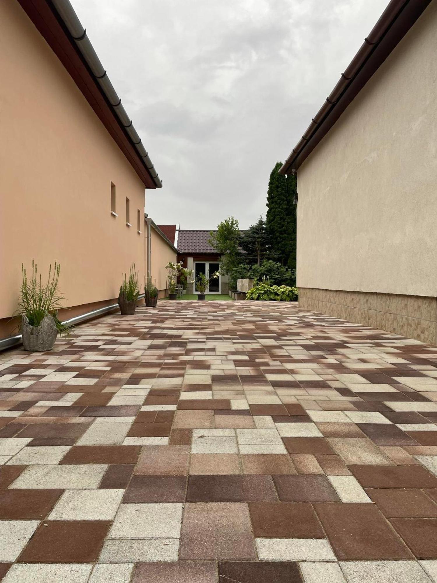 Adam Apartman Hajduszoboszlo Exterior photo